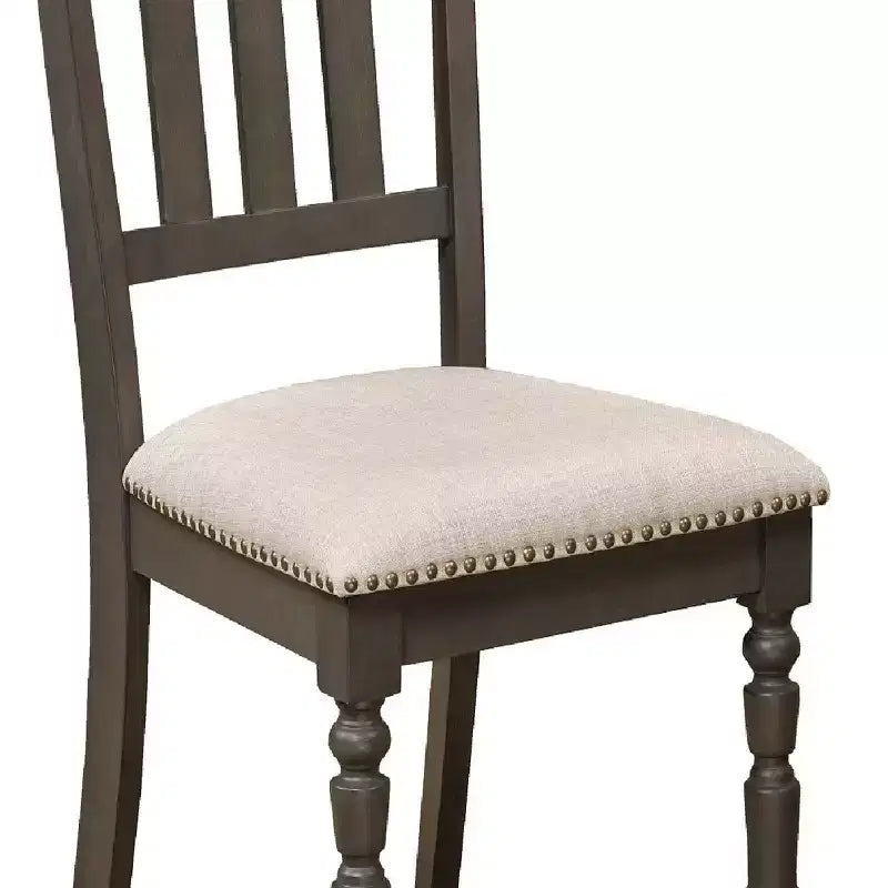 Lot de 2 chaises de salle à manger rembourrées, dossier à lattes, clous décoratifs et pieds sculptés, beiges