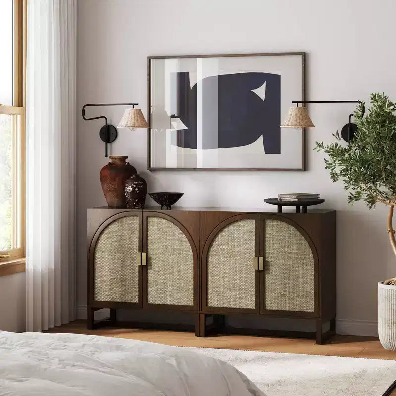 Meuble de rangement bohème en bois avec 2 portes en rotin cintrées et étagères réglables, marron foncé