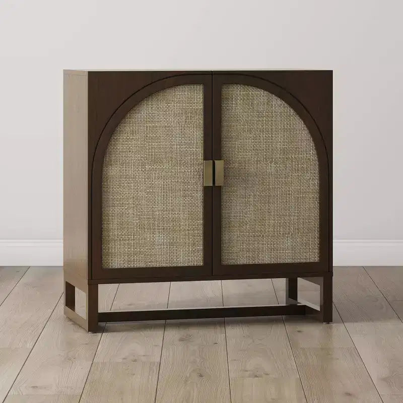 Meuble de rangement bohème en bois avec 2 portes en rotin cintrées et étagères réglables, marron foncé