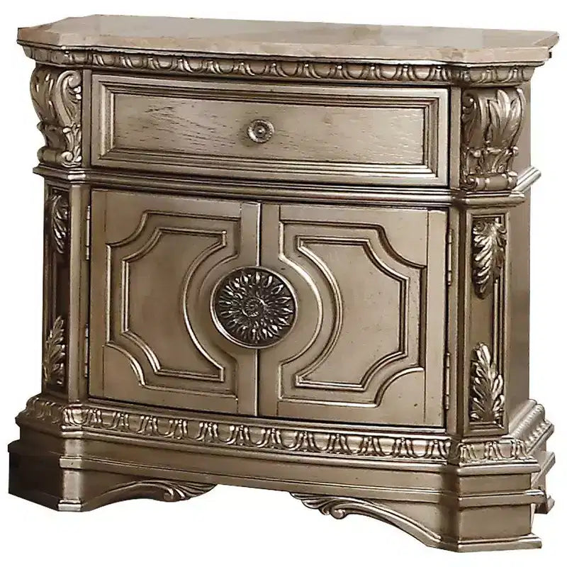 Table de chevet 76 cm avec tiroir et porte d'armoire, bois d'hévéa, quincaillerie en métal antique, plateau argenté