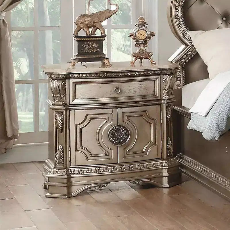 Table de chevet 76 cm avec tiroir et porte d'armoire, bois d'hévéa, quincaillerie en métal antique, plateau argenté