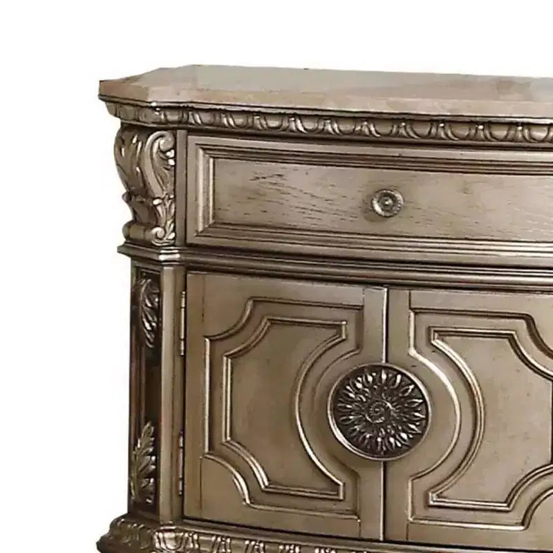 Table de chevet 76 cm avec tiroir et porte d'armoire, bois d'hévéa, quincaillerie en métal antique, plateau argenté