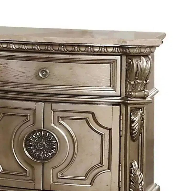 Table de chevet 76 cm avec tiroir et porte d'armoire, bois d'hévéa, quincaillerie en métal antique, plateau argenté