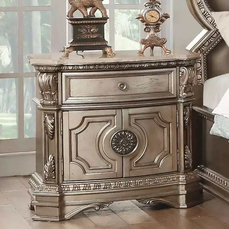 Table de chevet 76 cm avec tiroir et porte d'armoire, bois d'hévéa, quincaillerie en métal antique, plateau argenté