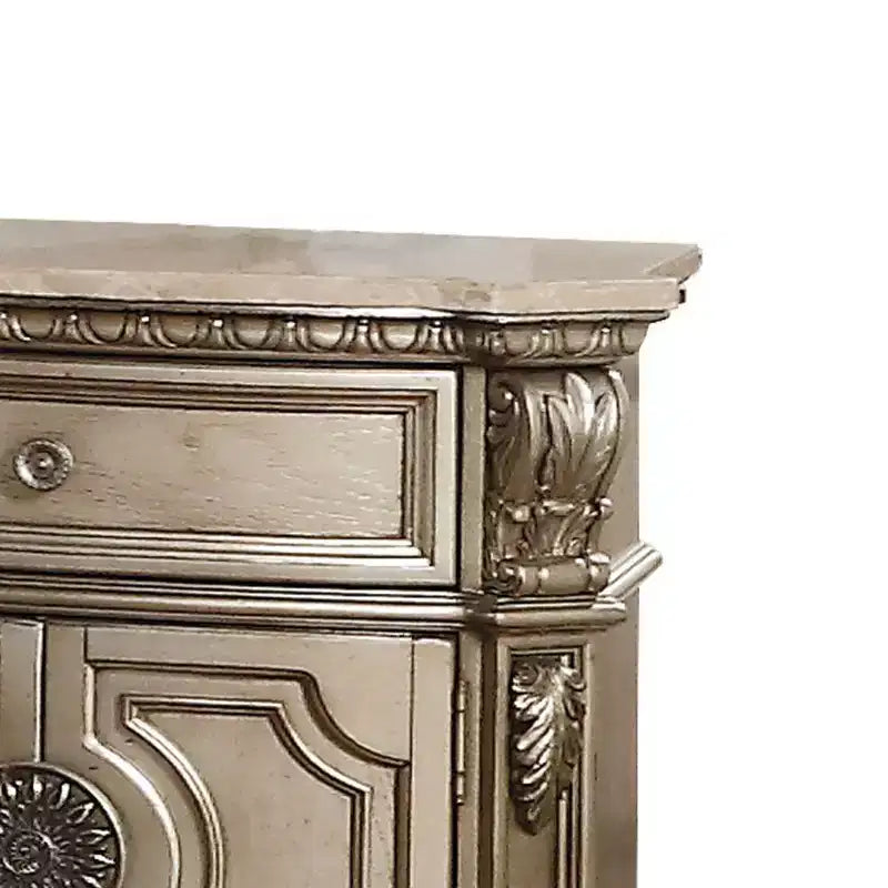 Table de chevet 76 cm avec tiroir et porte d'armoire, bois d'hévéa, quincaillerie en métal antique, plateau argenté
