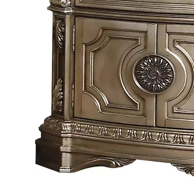 Table de chevet 76 cm avec tiroir et porte d'armoire, bois d'hévéa, quincaillerie en métal antique, plateau argenté