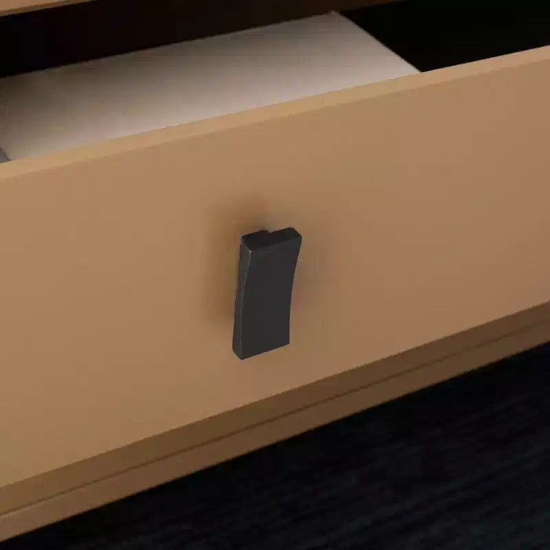 Commode à 3 tiroirs avec pieds fuselés, finition taupe et poignées noires