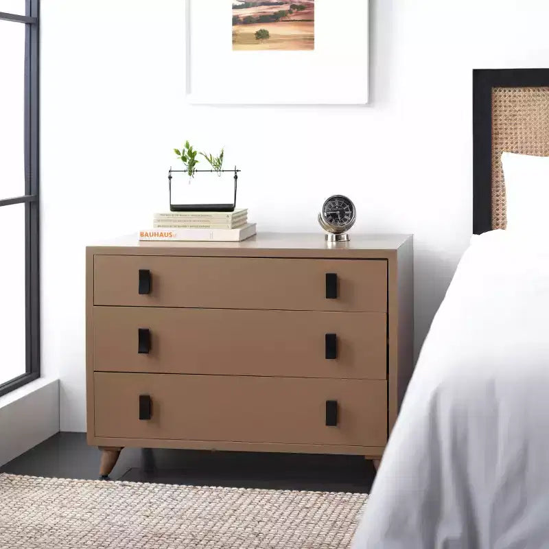 Commode à 3 tiroirs avec pieds fuselés, finition taupe et poignées noires