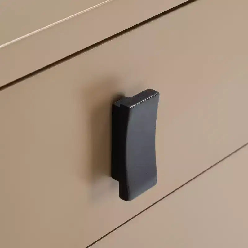 Commode à 3 tiroirs avec pieds fuselés, finition taupe et poignées noires