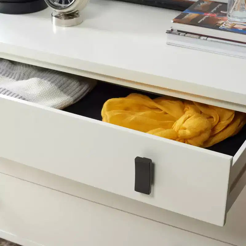 Commode à 3 tiroirs avec pieds fuselés, finition taupe et poignées noires