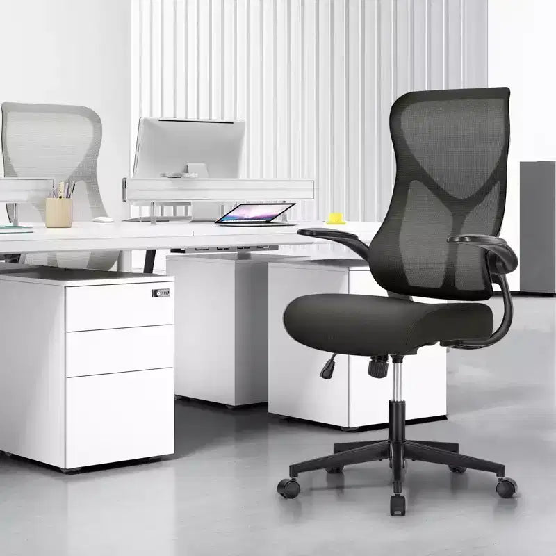 Chaise de bureau à dossier haut en maille avec accoudoirs relevables et hauteur réglable