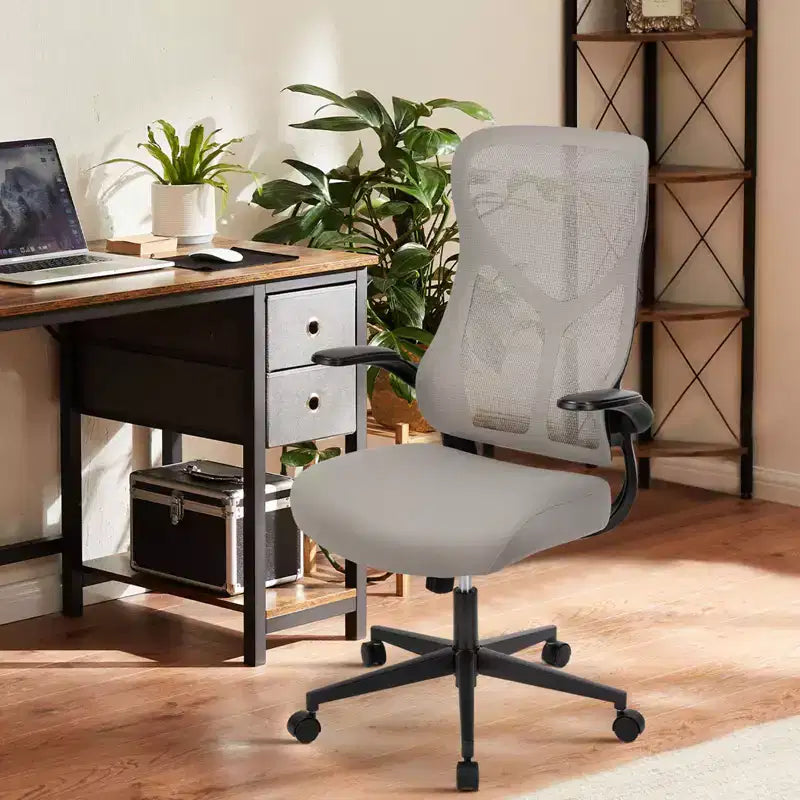 Chaise de bureau à dossier haut en maille avec accoudoirs relevables et hauteur réglable